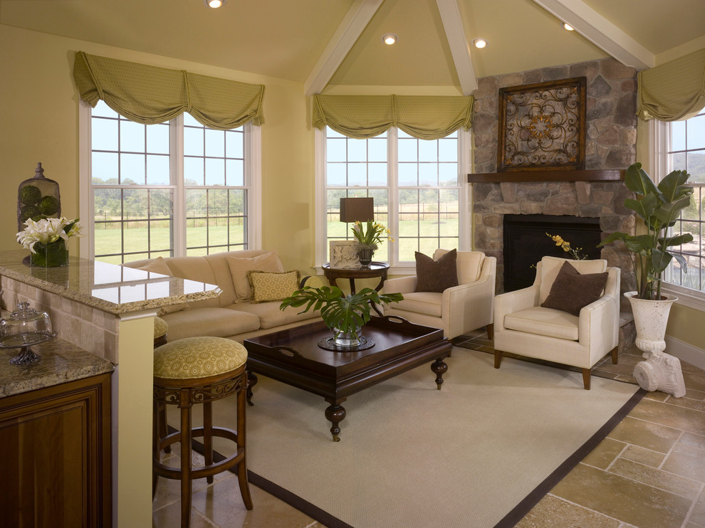 Aménagement d'une salle de séjour classique de taille moyenne avec un manteau de cheminée en pierre, un mur vert, sol en béton ciré et un sol beige.