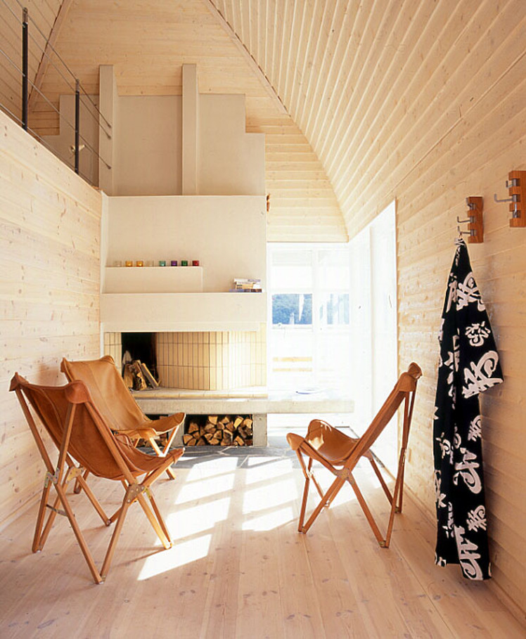 Immagine di un piccolo soggiorno design con parquet chiaro
