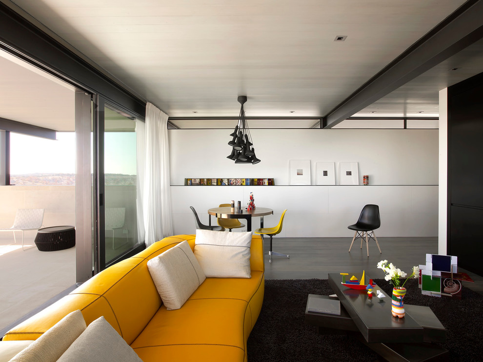 Réalisation d'une salle de séjour minimaliste de taille moyenne et ouverte avec un mur blanc, un sol en bois brun et un téléviseur dissimulé.