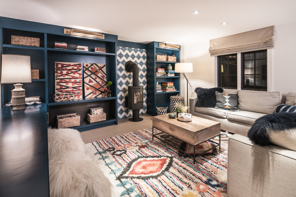 Diseño de sala de estar contemporánea con paredes blancas, suelo de madera clara, estufa de leña, marco de chimenea de metal y suelo beige