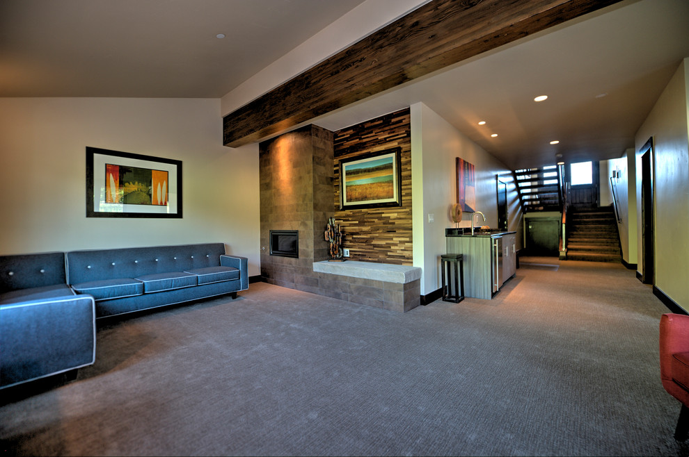 Großes, Abgetrenntes Modernes Wohnzimmer mit Teppichboden, Gaskamin und gefliester Kaminumrandung in Denver