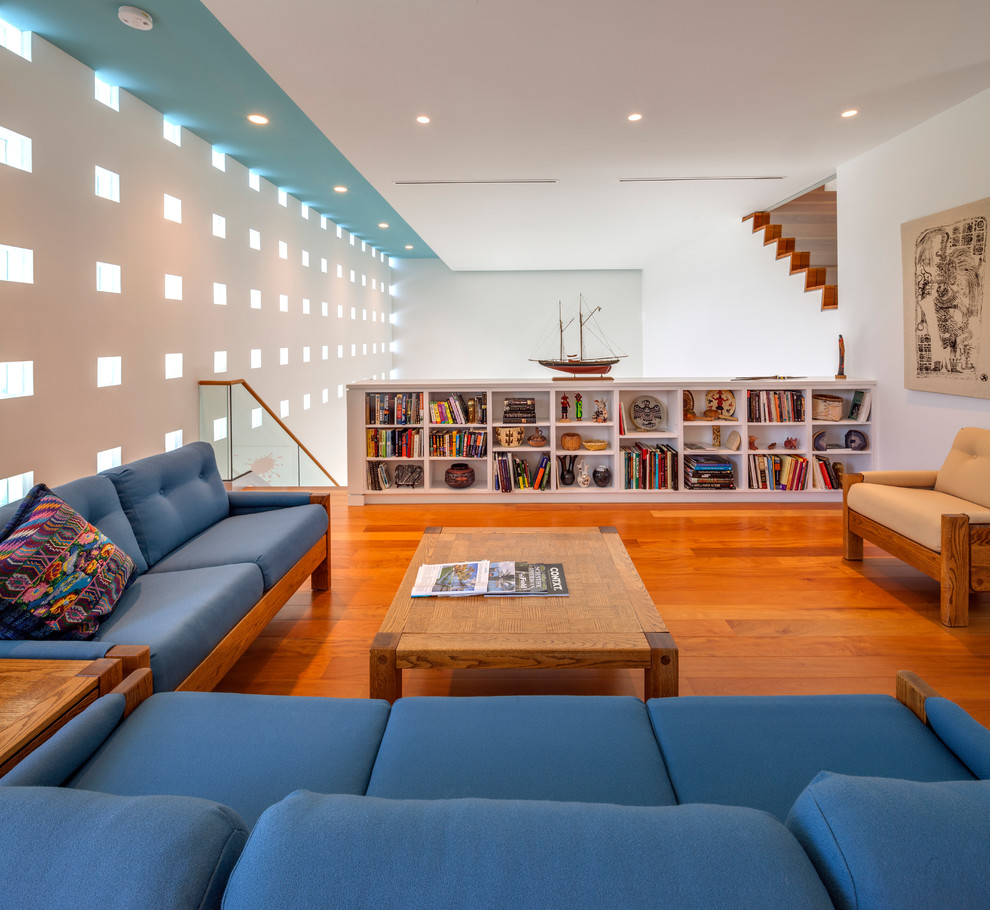 Foto de sala de estar tipo loft actual con paredes blancas y suelo de madera en tonos medios