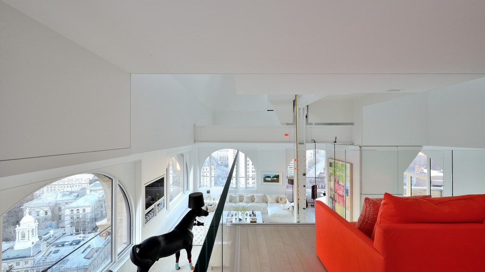 Exempel på ett minimalistiskt allrum med öppen planlösning, med vita väggar och heltäckningsmatta