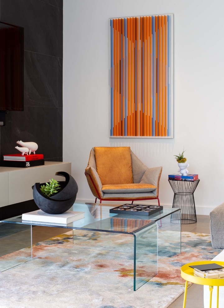 Kleines, Offenes Modernes Wohnzimmer mit schwarzer Wandfarbe, Porzellan-Bodenfliesen, TV-Wand und grauem Boden in Miami