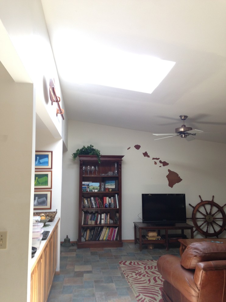 Foto de sala de estar cerrada marinera de tamaño medio sin chimenea con paredes blancas y televisor independiente