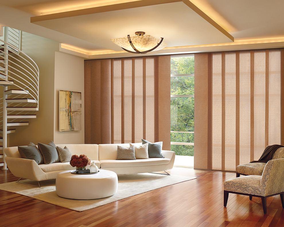 Esempio di un ampio soggiorno minimalista con pareti beige e parquet chiaro