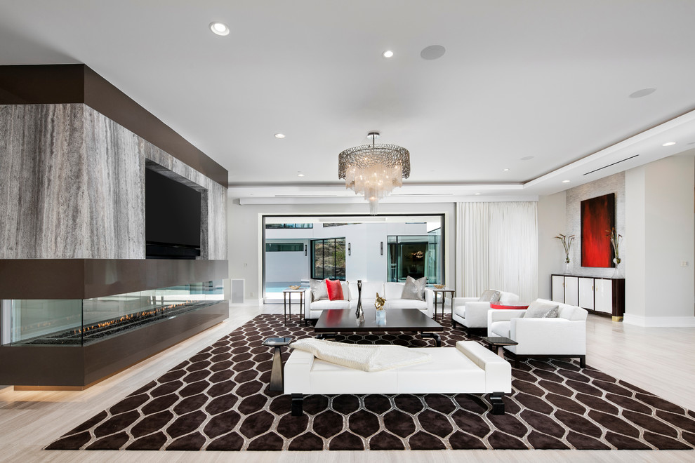 Foto de sala de estar abierta contemporánea con paredes grises y chimenea lineal