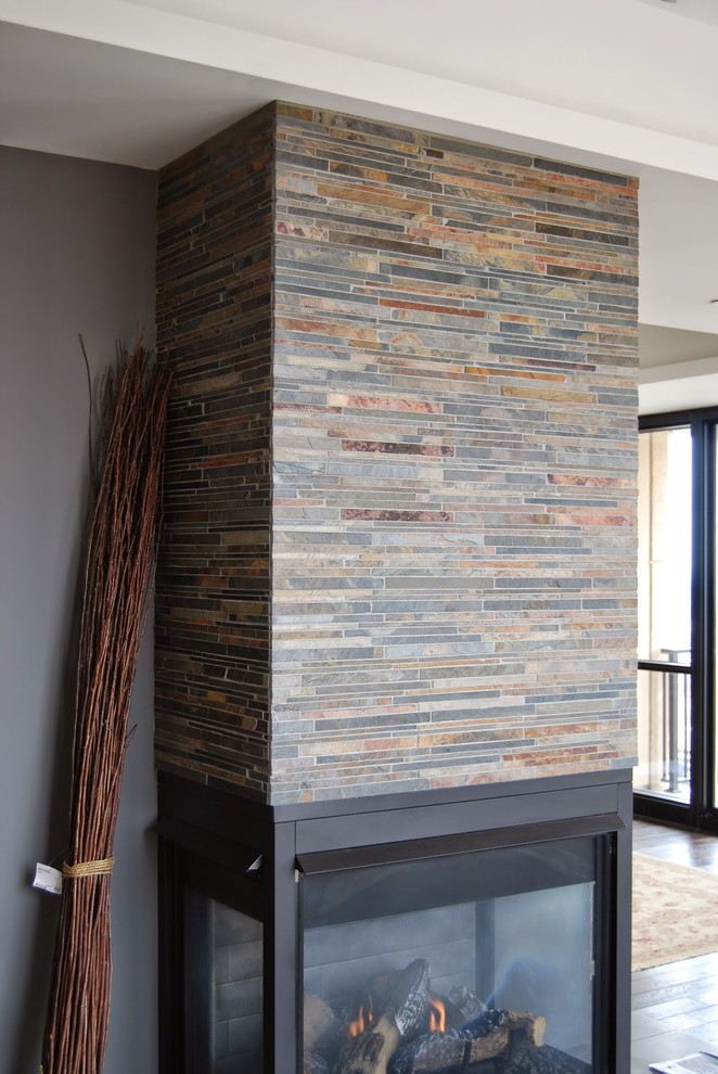Cette image montre une salle de séjour design avec une cheminée standard et un manteau de cheminée en carrelage.