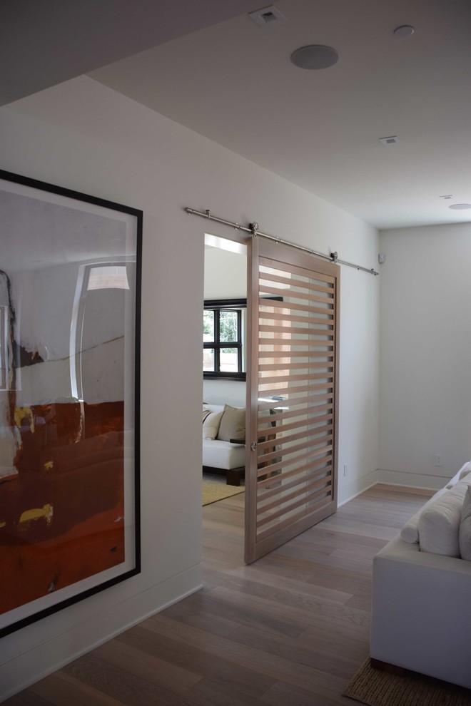 Ejemplo de sala de estar abierta moderna grande con paredes blancas
