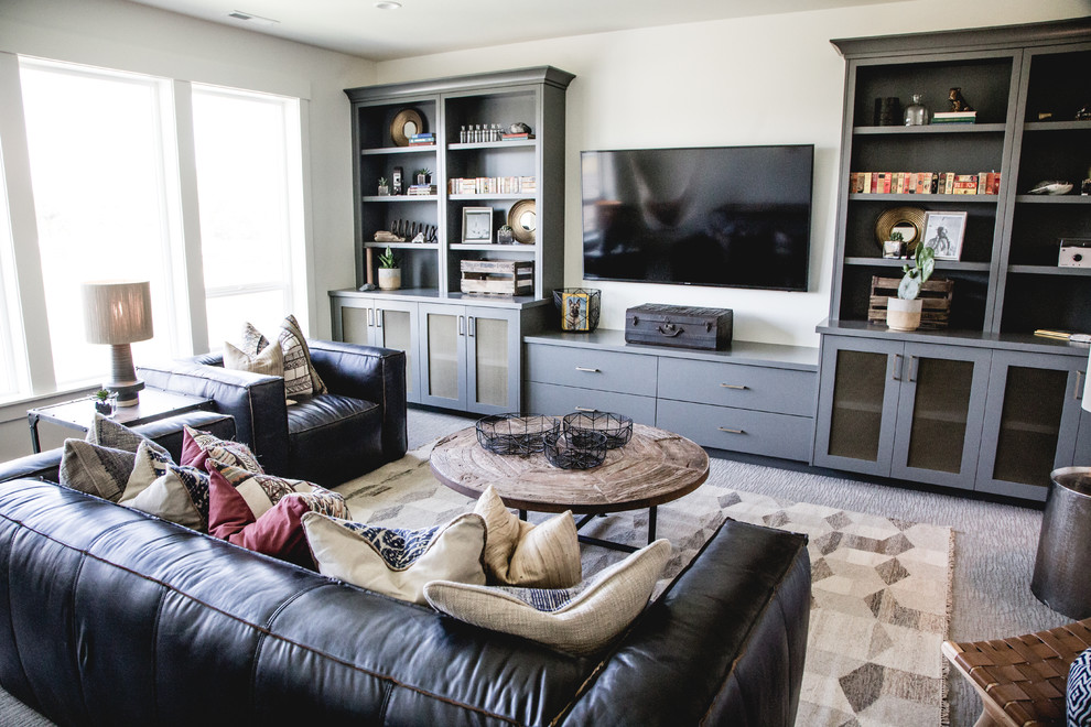 Modelo de sala de estar con biblioteca tipo loft contemporánea de tamaño medio sin chimenea con paredes blancas, moqueta, televisor colgado en la pared y suelo gris