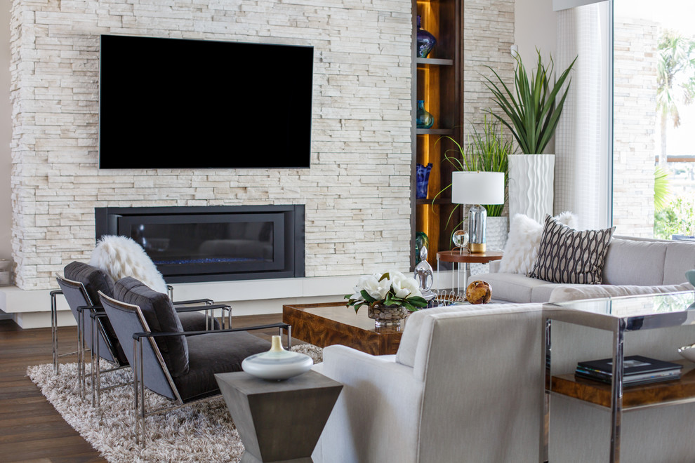 На фото: гостиная комната в современном стиле с темным паркетным полом, горизонтальным камином и телевизором на стене