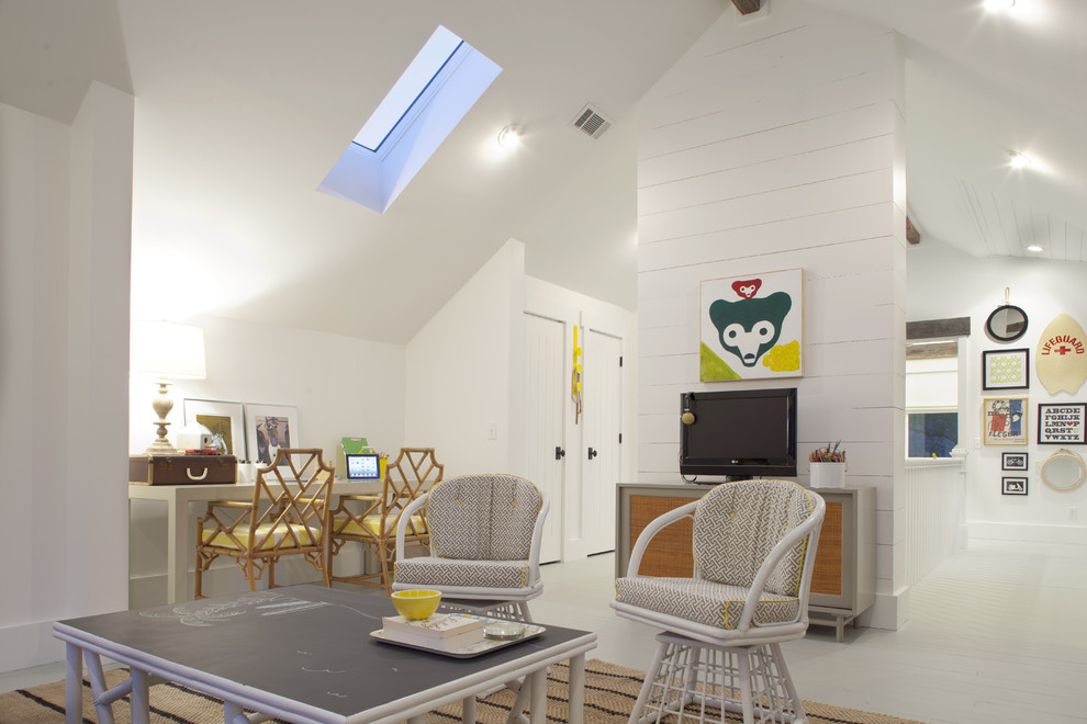 Imagen de sala de estar marinera con paredes blancas y televisor independiente