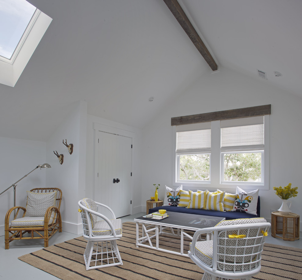 Modelo de sala de estar marinera de tamaño medio con paredes blancas y suelo de madera pintada
