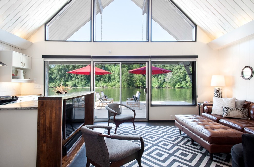 Mittelgroßes, Offenes Eklektisches Wohnzimmer ohne Kamin mit weißer Wandfarbe, TV-Wand, schwarzem Boden und Laminat in Portland