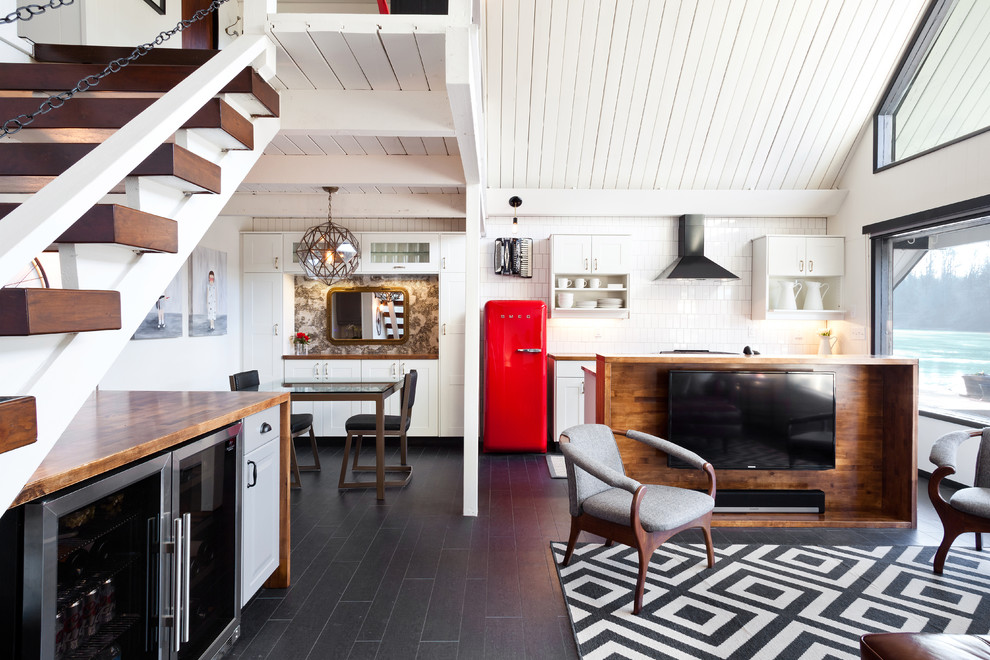 Offenes, Mittelgroßes Stilmix Wohnzimmer ohne Kamin mit weißer Wandfarbe, TV-Wand, schwarzem Boden und Laminat in Portland