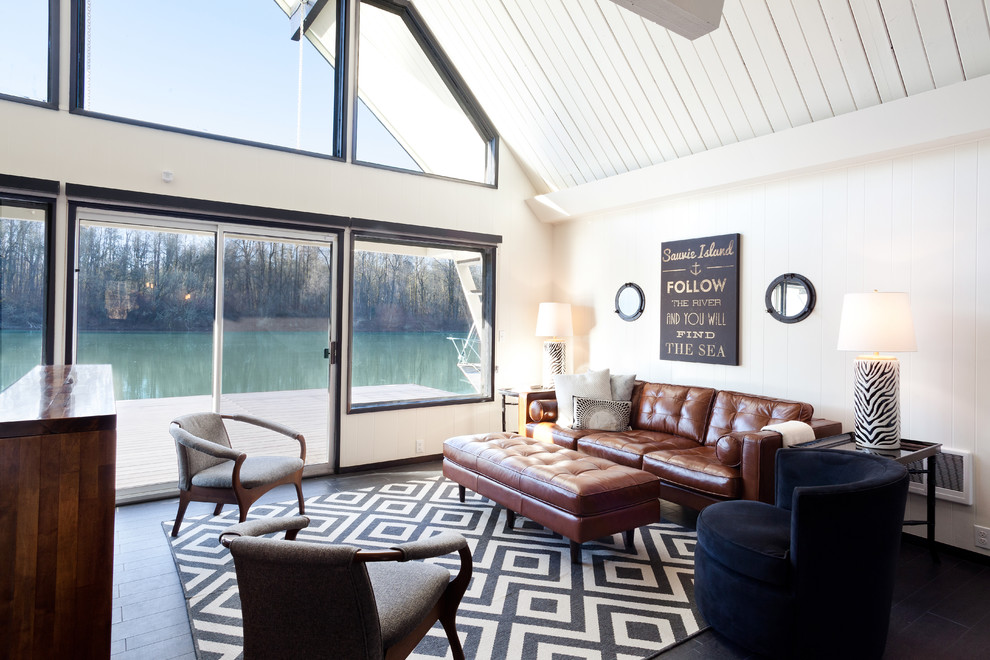 Mittelgroßes, Offenes Stilmix Wohnzimmer ohne Kamin mit weißer Wandfarbe, TV-Wand, schwarzem Boden und Laminat in Portland
