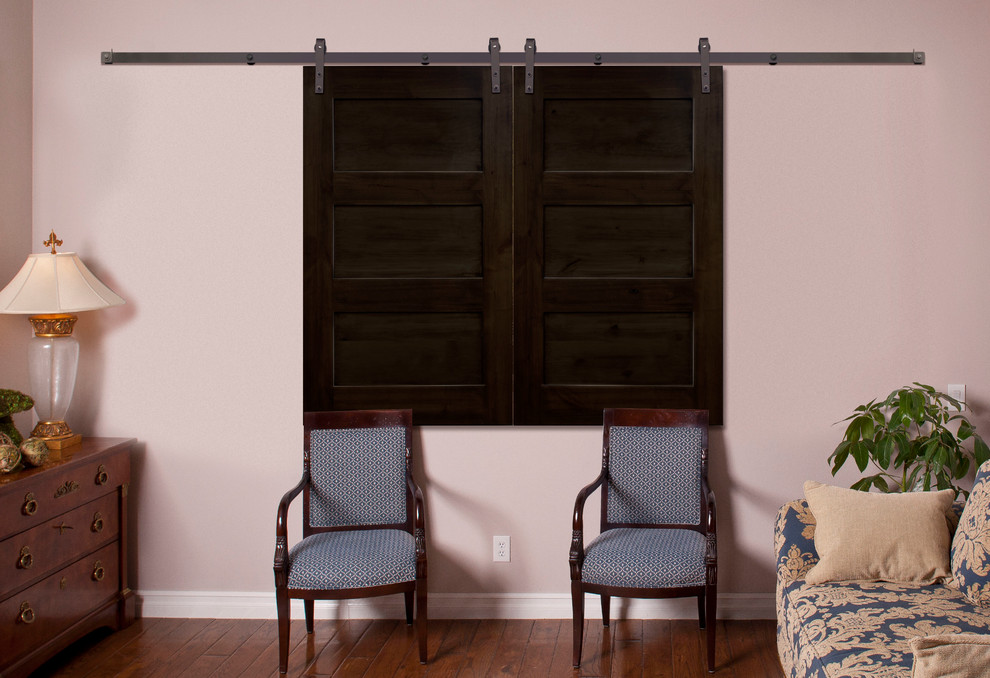 Идея дизайна: изолированная гостиная комната среднего размера в стиле кантри с розовыми стенами, паркетным полом среднего тона и коричневым полом без камина