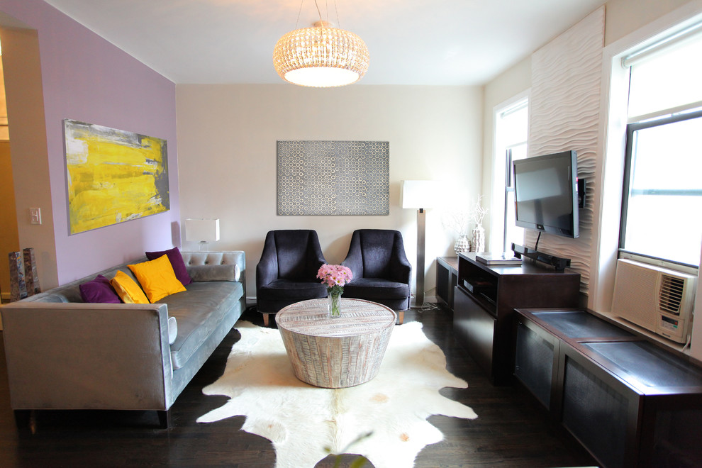Стильный дизайн: открытая гостиная комната среднего размера в современном стиле с фиолетовыми стенами, темным паркетным полом, телевизором на стене и коричневым полом без камина - последний тренд