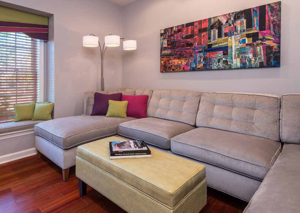 Idee per un piccolo soggiorno contemporaneo con pareti grigie, pavimento in legno massello medio e TV a parete