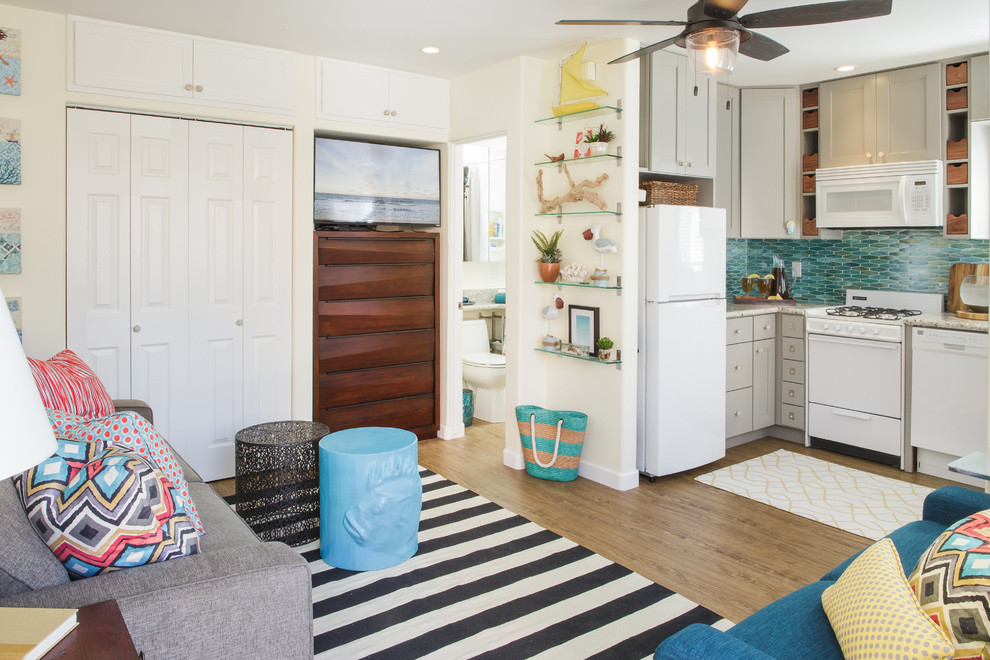 Стильный дизайн: маленькая гостиная комната в морском стиле с желтыми стенами, полом из винила, телевизором на стене и ковром на полу для на участке и в саду - последний тренд