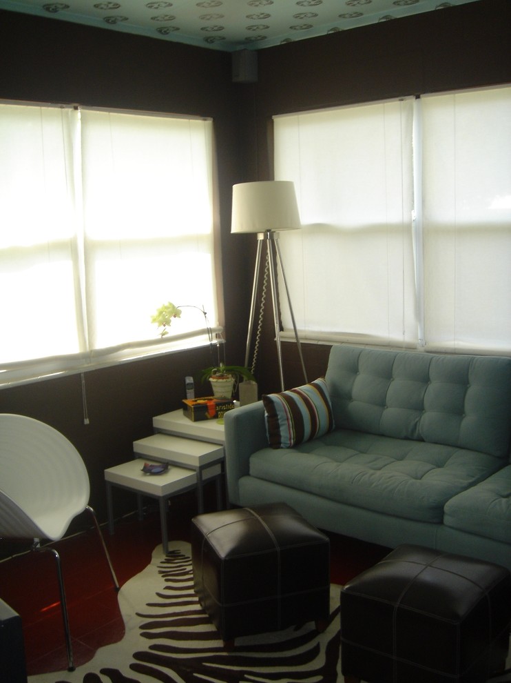 На фото: большая изолированная гостиная комната в современном стиле с коричневыми стенами и ковровым покрытием без камина, телевизора
