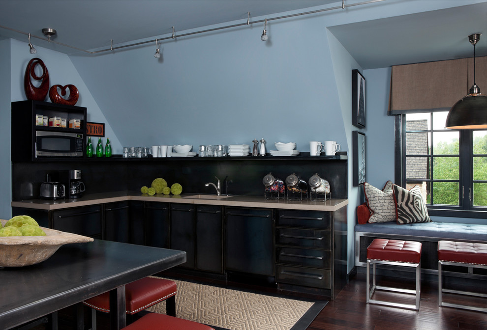 Стильный дизайн: гостиная комната в современном стиле с серыми стенами и темным паркетным полом - последний тренд