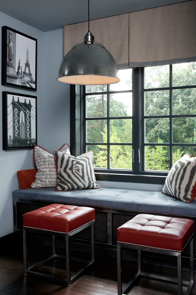 Modelo de sala de estar contemporánea con paredes grises y suelo de madera oscura