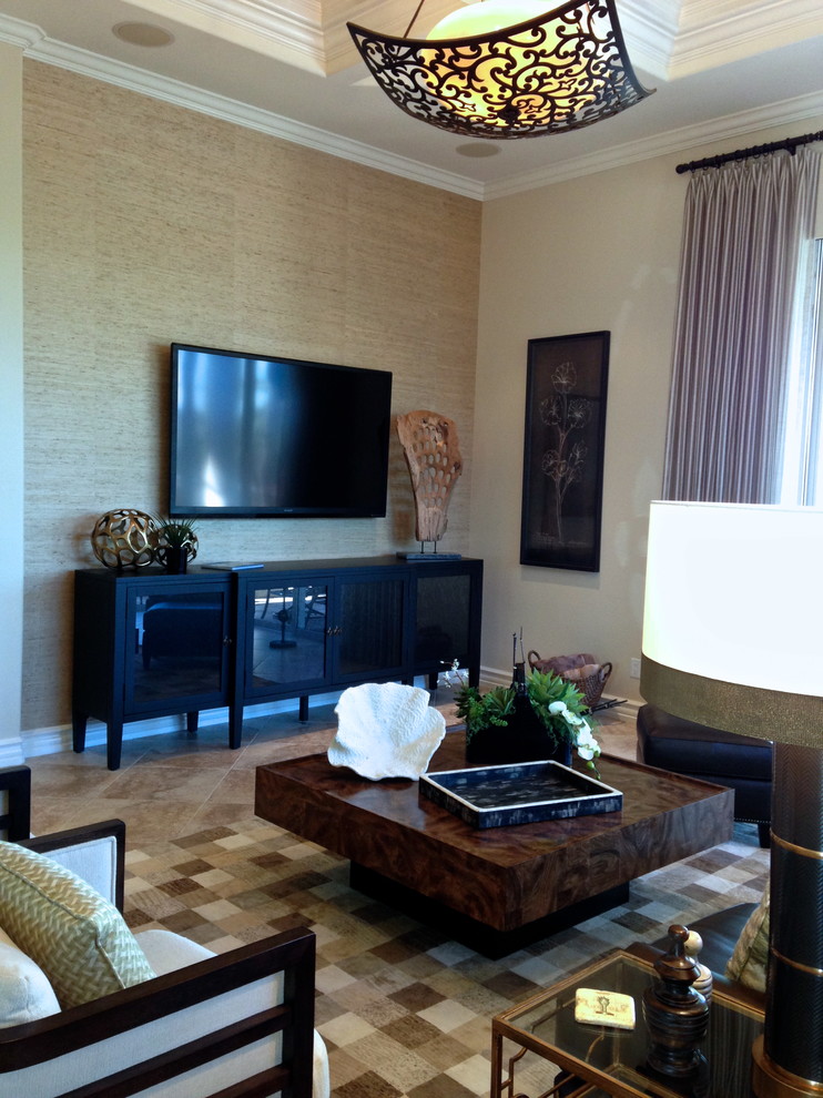 Idee per un soggiorno tropicale aperto e di medie dimensioni con TV a parete, pareti beige e pavimento beige