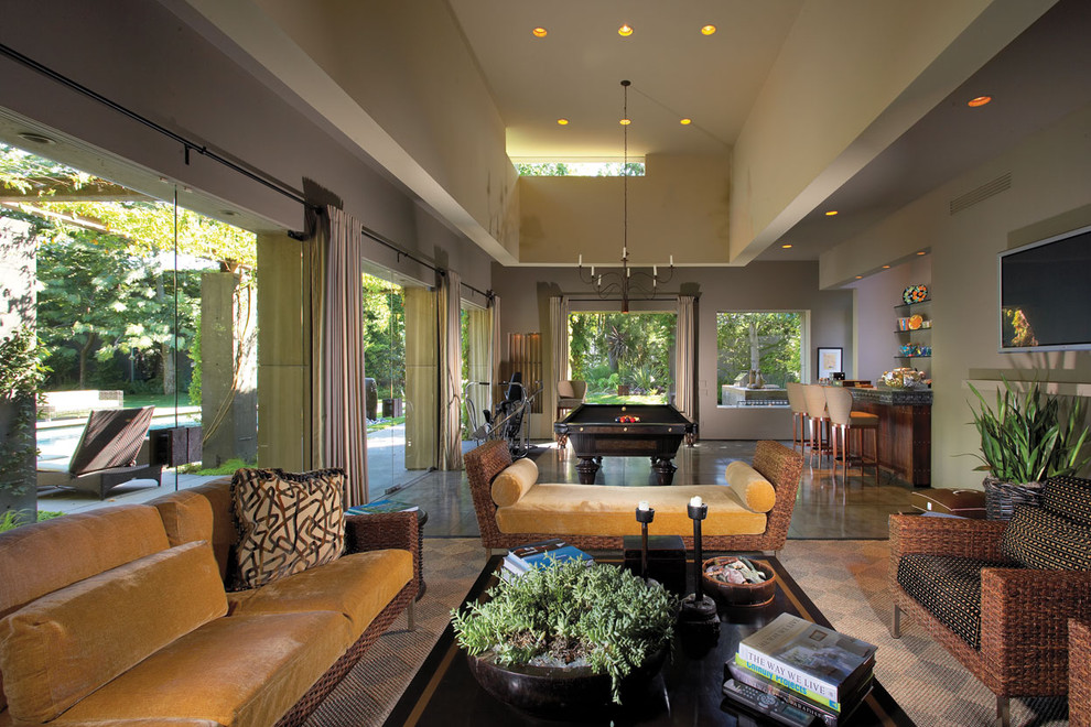 Offenes Modernes Wohnzimmer mit beiger Wandfarbe und TV-Wand in Orange County