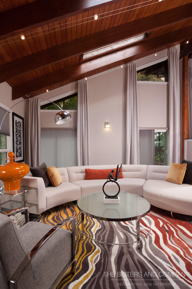 Idée de décoration pour une grande salle de séjour design ouverte avec un mur beige, parquet foncé, cheminée suspendue et un sol marron.