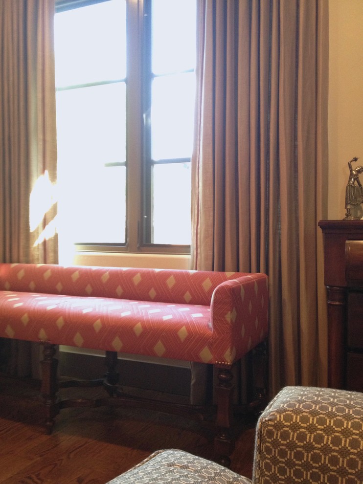 На фото: открытая гостиная комната среднего размера в стиле неоклассика (современная классика) с бежевыми стенами, темным паркетным полом, стандартным камином, фасадом камина из штукатурки и телевизором на стене