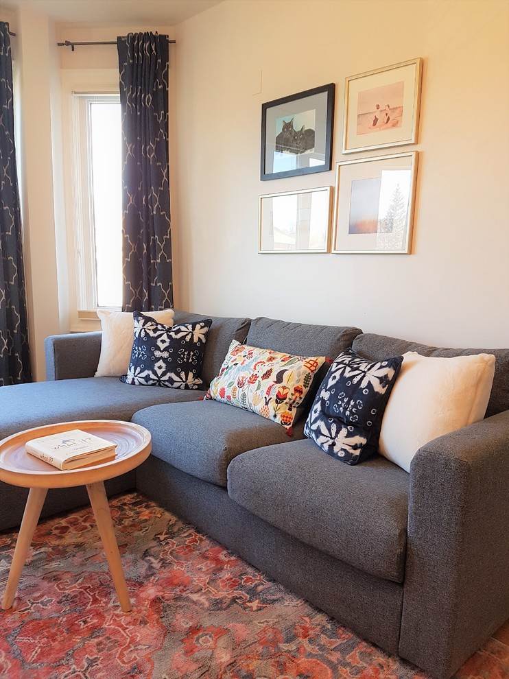 Mittelgroßes, Abgetrenntes Shabby-Look Wohnzimmer mit weißer Wandfarbe, braunem Holzboden, Kamin, Kaminumrandung aus Holz, TV-Wand und gelbem Boden in Toronto