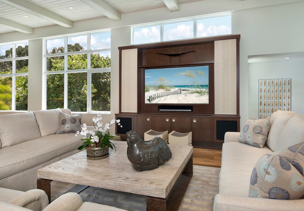 Свежая идея для дизайна: большая открытая гостиная комната в морском стиле с синими стенами, паркетным полом среднего тона, скрытым телевизором и коричневым полом - отличное фото интерьера