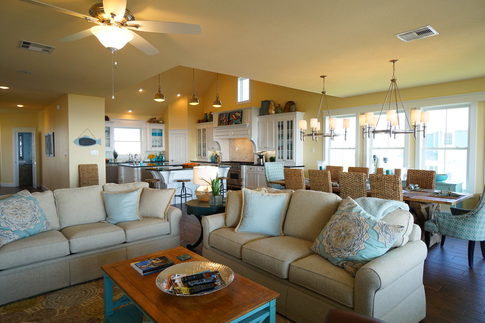 Offenes, Mittelgroßes Maritimes Wohnzimmer mit gelber Wandfarbe, dunklem Holzboden, gefliester Kaminumrandung, Multimediawand und Gaskamin in Houston
