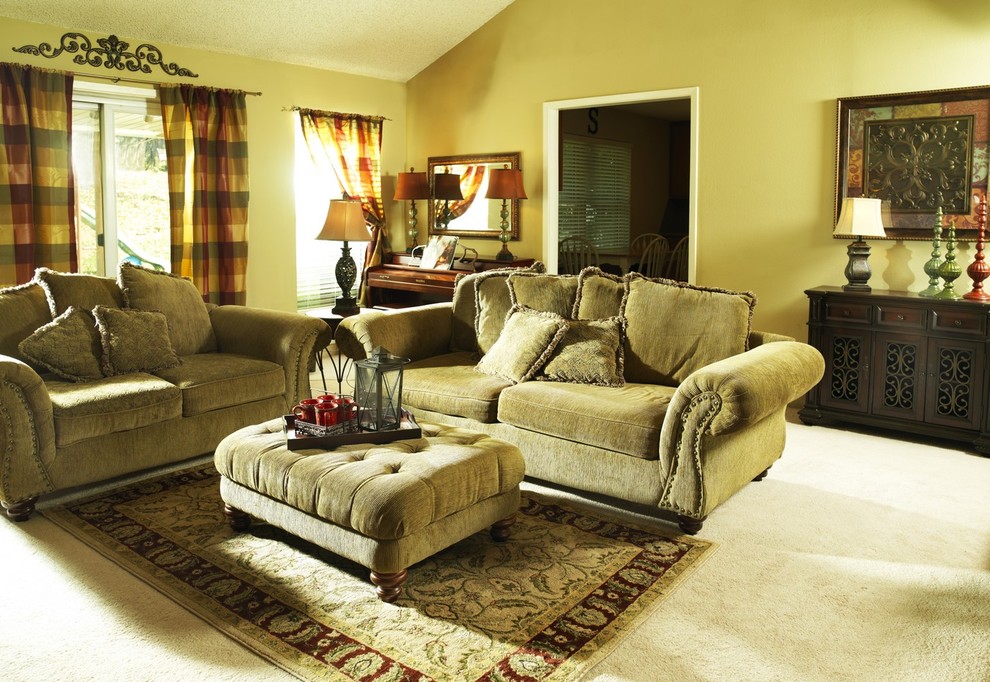 Diseño de sala de estar clásica con paredes beige y moqueta