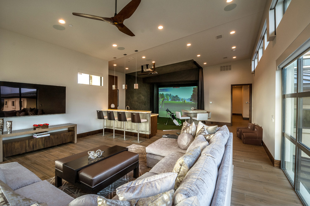 Idee per un ampio soggiorno design aperto con sala giochi, pareti beige, pavimento in gres porcellanato, TV a parete e pavimento marrone