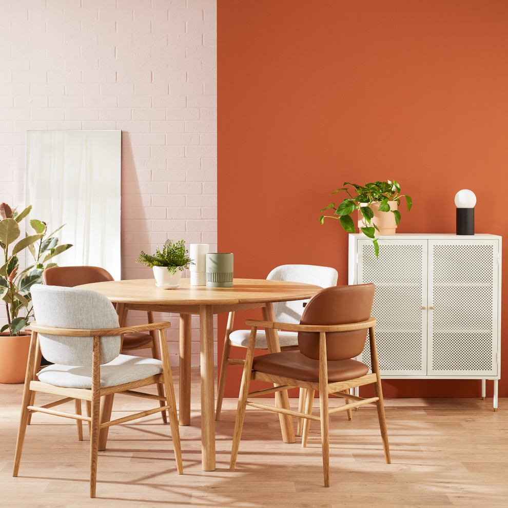 Idées déco pour une petite salle de séjour contemporaine avec un mur orange, un sol en vinyl et un sol marron.