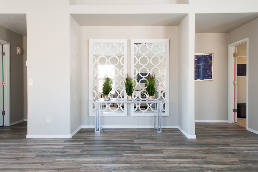 Diseño de sala de estar abierta clásica renovada pequeña con paredes grises y suelo vinílico