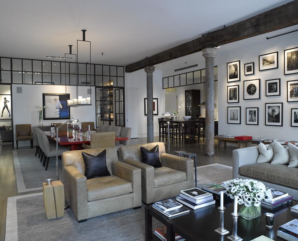 Großes, Fernseherloses, Offenes Modernes Wohnzimmer ohne Kamin mit weißer Wandfarbe, hellem Holzboden und grauem Boden in New York