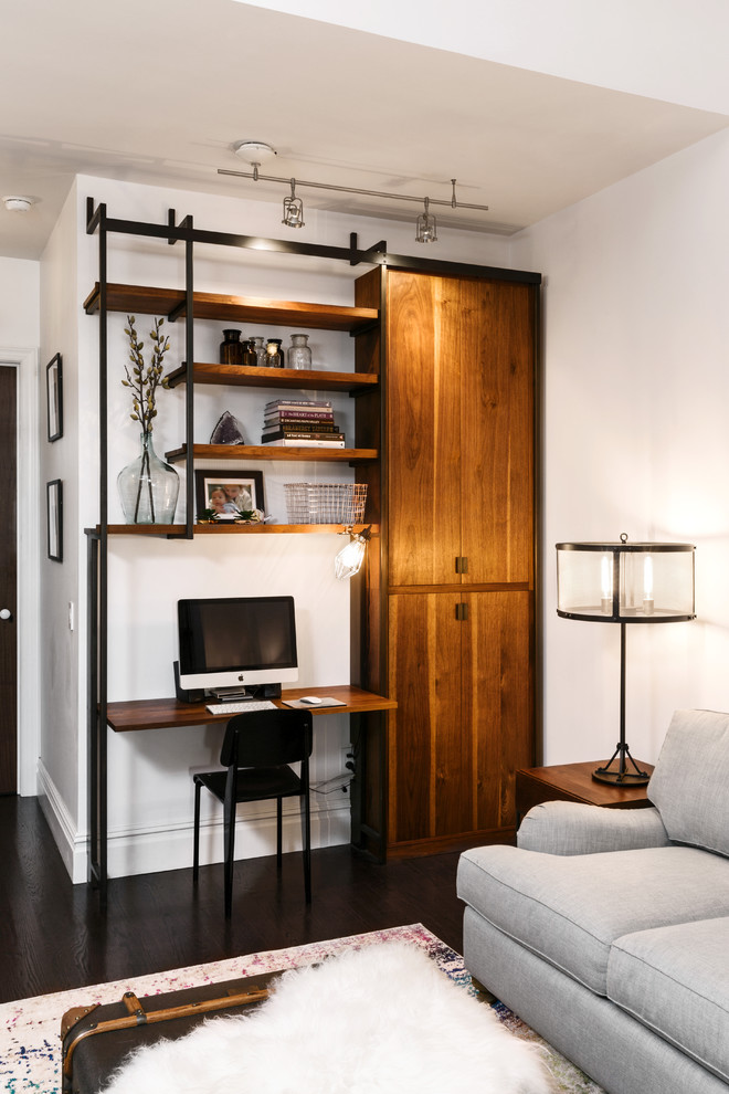 Modelo de sala de estar cerrada vintage de tamaño medio sin chimenea con paredes blancas y suelo de madera oscura