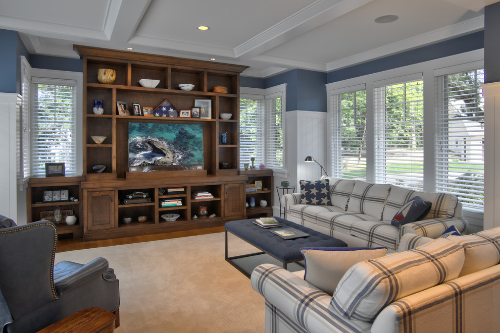 Exemple d'une grande salle de séjour bord de mer ouverte avec une bibliothèque ou un coin lecture, un mur bleu, parquet foncé, un téléviseur indépendant et aucune cheminée.