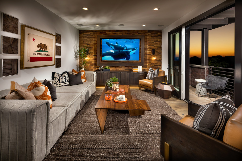 Großes Modernes Wohnzimmer ohne Kamin, im Loft-Stil mit weißer Wandfarbe, braunem Holzboden, TV-Wand und braunem Boden in Orange County