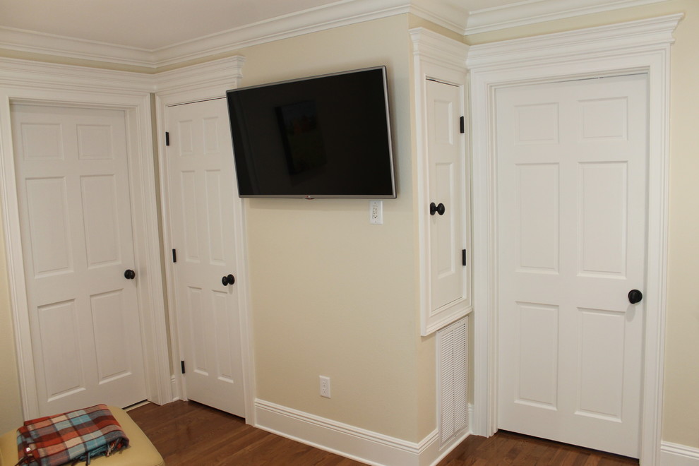 Mittelgroßes, Offenes Klassisches Wohnzimmer ohne Kamin mit beiger Wandfarbe, braunem Holzboden und TV-Wand in Miami