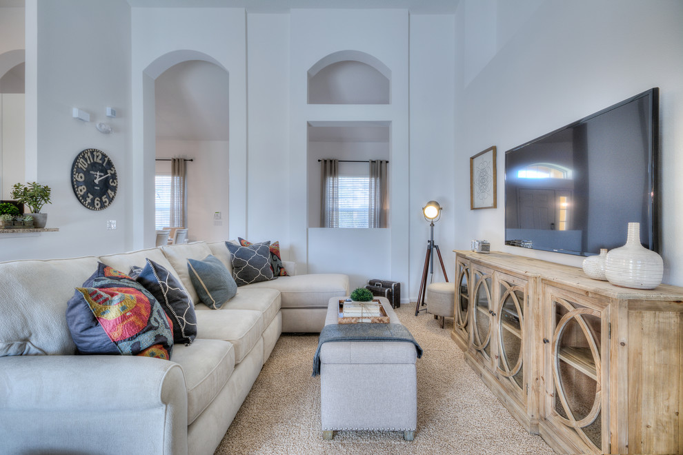 Imagen de sala de estar cerrada tradicional renovada de tamaño medio con paredes blancas, moqueta, televisor colgado en la pared y suelo beige