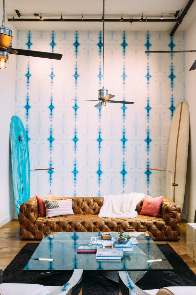 Свежая идея для дизайна: двухуровневая гостиная комната в стиле лофт - отличное фото интерьера