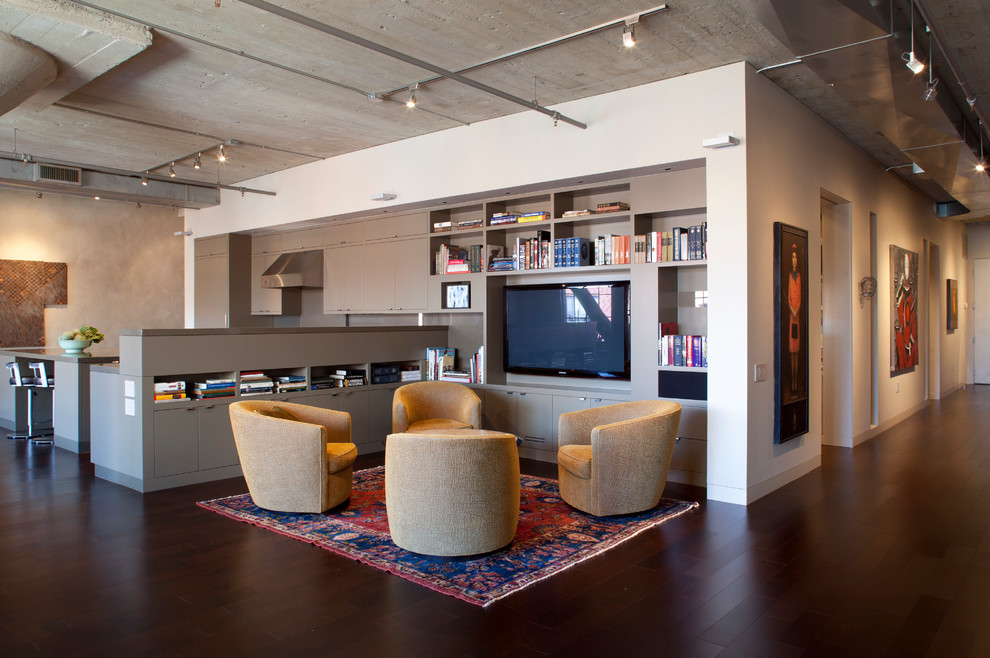 Kleines, Offenes Industrial Wohnzimmer mit beiger Wandfarbe, dunklem Holzboden und Multimediawand in San Francisco