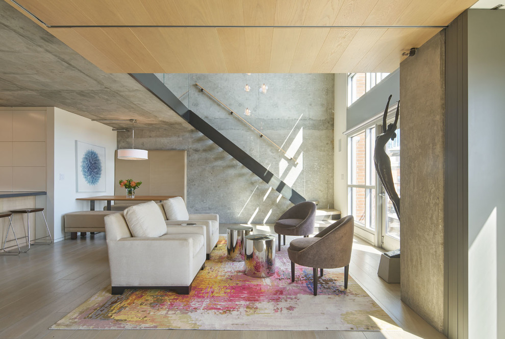 Esempio di un soggiorno contemporaneo aperto con pareti grigie, pavimento in legno massello medio e pavimento marrone