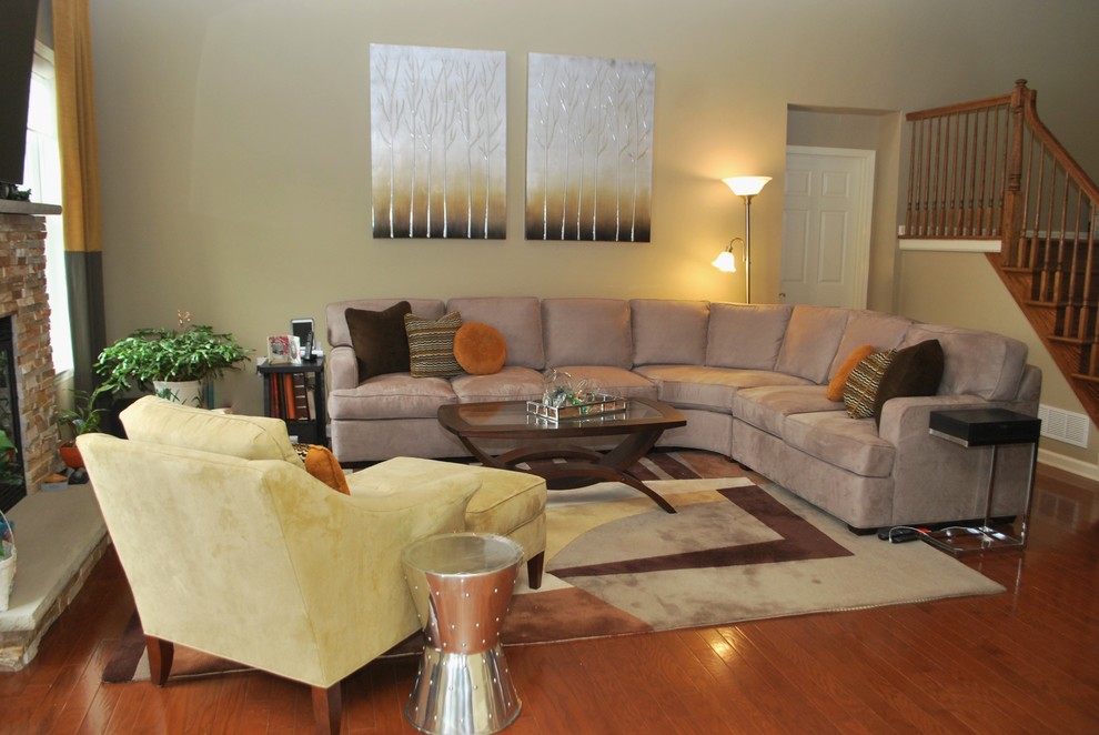 Foto de sala de estar abierta actual grande con paredes beige, suelo de madera en tonos medios, todas las chimeneas y marco de chimenea de piedra
