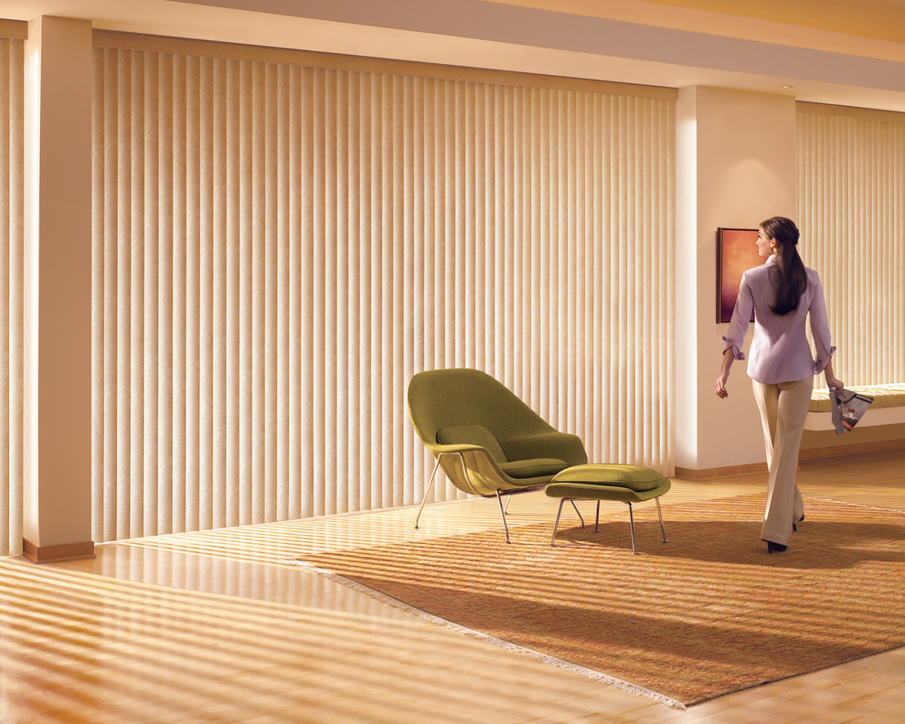 Foto di un ampio soggiorno minimalista con pareti beige e pavimento in cemento
