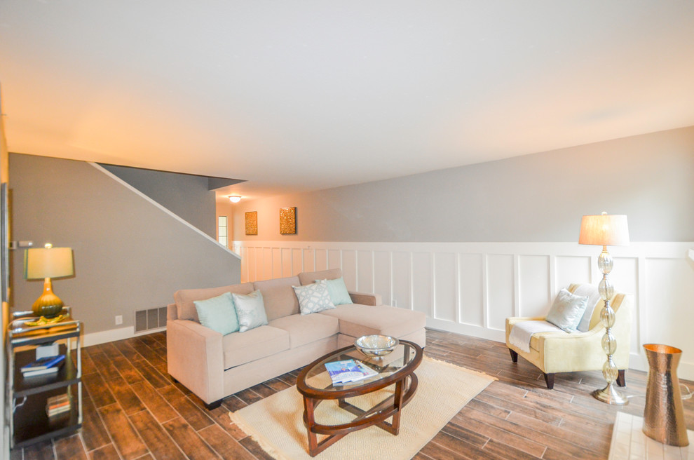 Kleines, Offenes Rustikales Wohnzimmer mit grauer Wandfarbe, Porzellan-Bodenfliesen, Kamin und gefliester Kaminumrandung in San Francisco